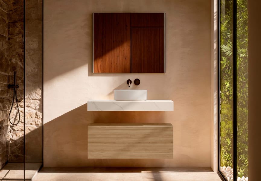 Meuble de salle de bains avec plan de toilette en HPL résine de 10 cm, finition en marbre « Cala », avec caisson « Nomade » de Visobath principal 0