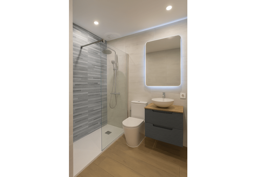 Meuble de salle de bains avec plan de toilette hydrofuge Chêne Costa Kyoto Visobath environnement 12