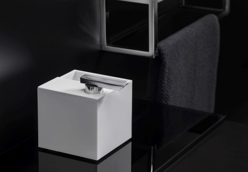 Le distributeur de savon et porte-brosse à dents The Grid Cosmic environnement 3