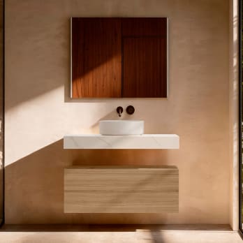 Meuble de salle de bains avec plan de toilette en HPL résine de 10 cm, finition en marbre « Cala », avec caisson « Nomade » de Visobath