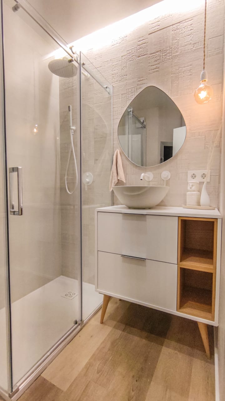 Meuble de salle de bains avec plan de toilette en bois Vintass Campoaras environnement 6