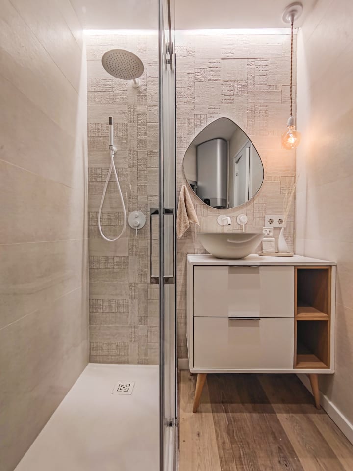 Meuble de salle de bains avec plan de toilette en bois Vintass Campoaras environnement 4