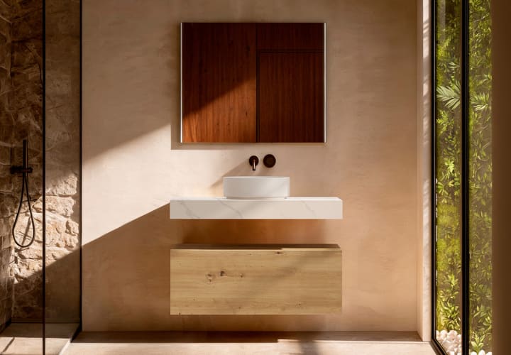 Meuble de salle de bains avec plan de toilette en HPL résine de 10 cm, finition en marbre « Cala », avec caisson « Nomade » de Visobath principal 1