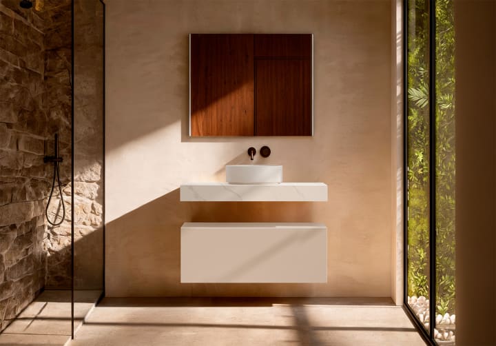 Meuble de salle de bains avec plan de toilette en HPL résine de 10 cm, finition en marbre « Cala », avec caisson « Nomade » de Visobath principal 5