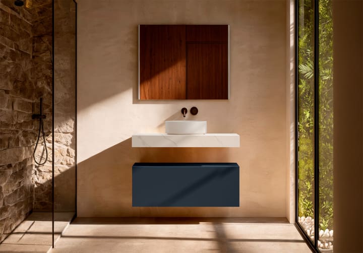 Meuble de salle de bains avec plan de toilette en HPL résine de 10 cm, finition en marbre « Cala », avec caisson « Nomade » de Visobath principal 12