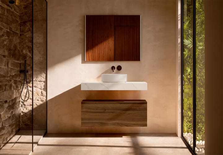 Meuble de salle de bains avec plan de toilette en HPL résine de 10 cm, finition en marbre « Cala », avec caisson « Nomade » de Visobath principal 2